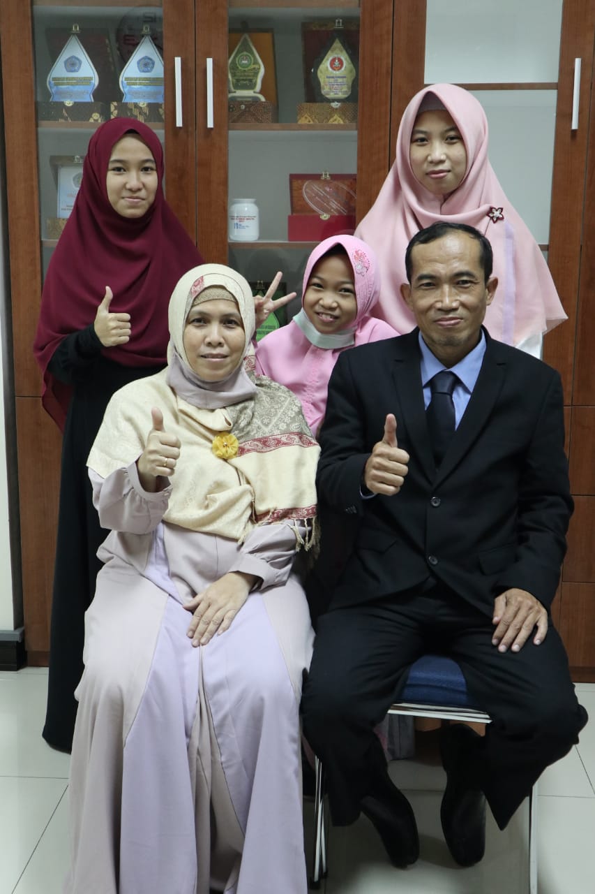 Dr Agus Suyanto STP MSi bersama keluarga