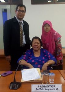 Bersama Promotor dan Penilai Usai Sidang