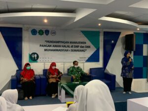 Read more about the article Pelatihan Manajemen Pangan Aman-Halal di SMP dan SMK Muhammadiyah I Semarang oleh Tim PKM Unimus