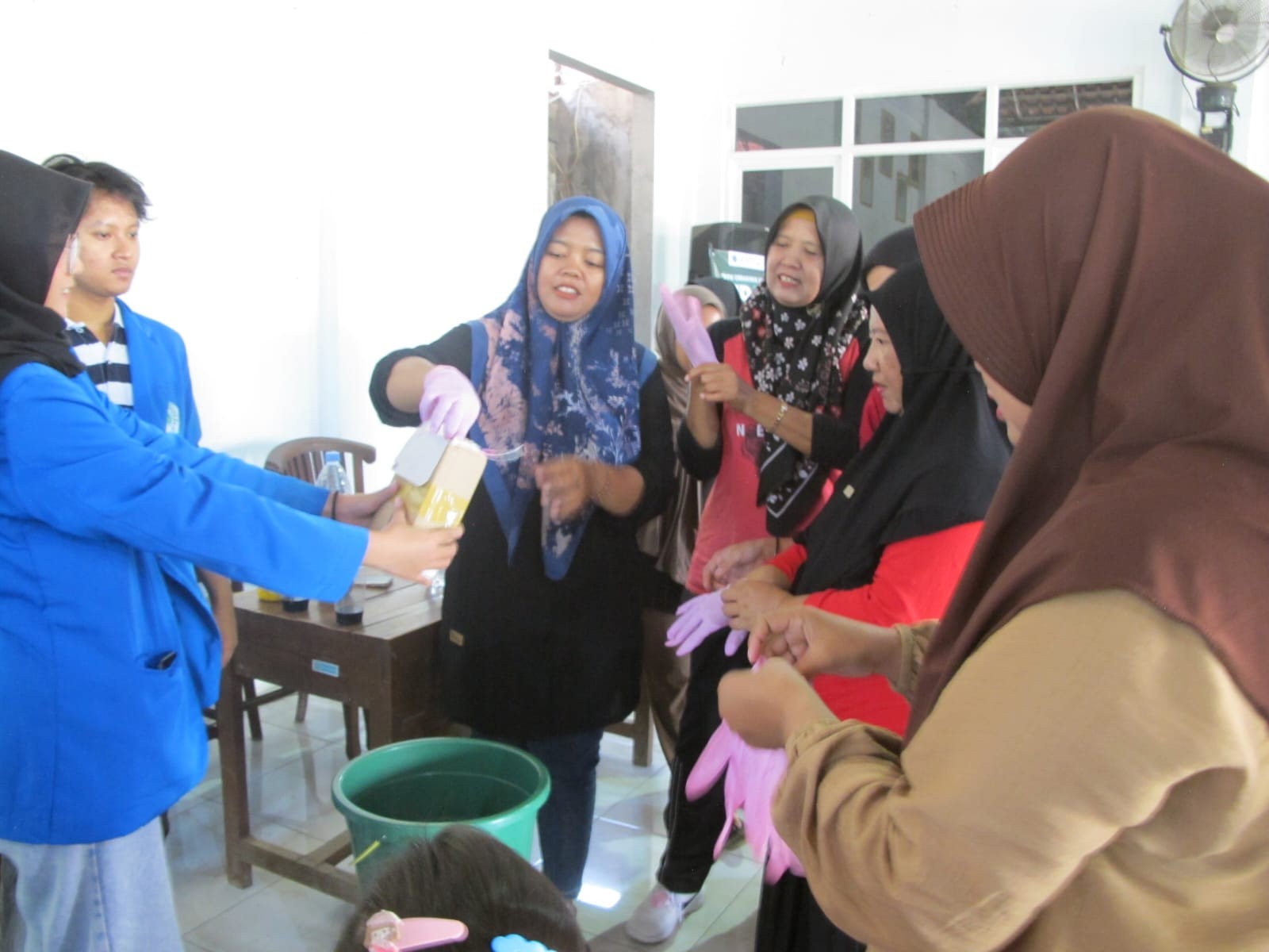 Read more about the article Himatepa Unimus Gelar Pelatihan Pemanfaatan Limbah Organik Menjadi Kompos di Ringinarum Kendal