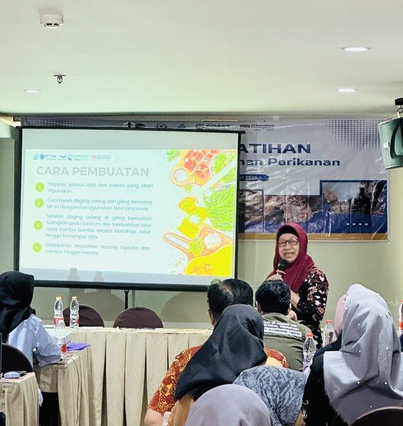 Berdayakan Nelayan Demak, Yayasan TAKA Gandeng FSTP Unimus Gelar Pelatihan Olahan Udang Laut