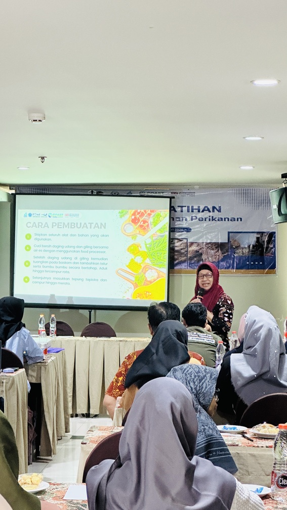 Berdayakan Nelayan Demak, Yayasan TAKA Gandeng FSTP Unimus Gelar Pelatihan Olahan Udang Laut