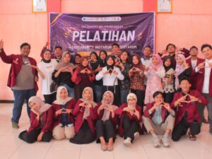 Read more about the article Transformasi Digital UMKM Desa Taruman: PPK Ormawa IMM Ahmad Dahlan UNIMUS Gelar Praktik Shopee Live